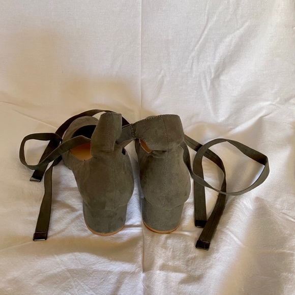 Low heel ankle tie heels - Picture 2 of 3